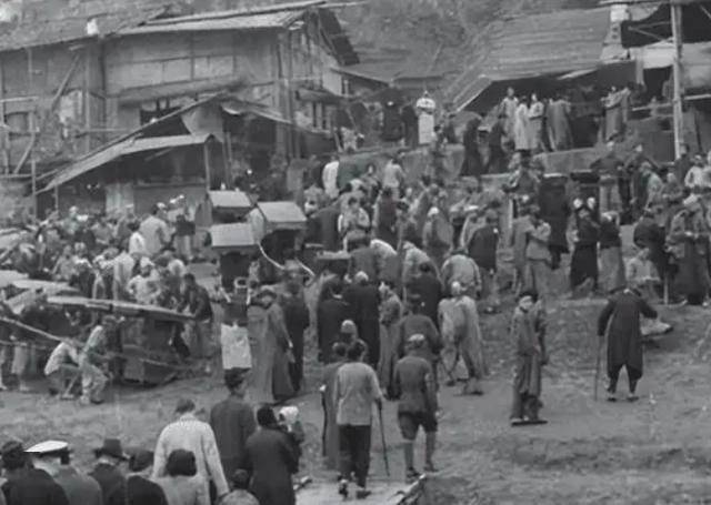 1940年地主婆：免费拍照遭拒，两头牛背后藏何种玄机？