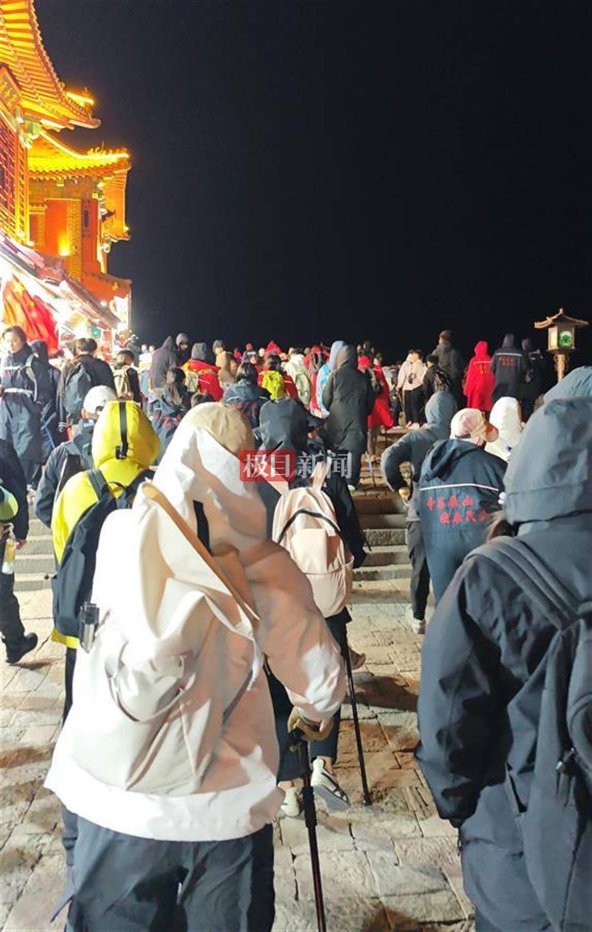 记者体验五一夜爬泰山：凌晨天街游客摩肩擦踵如城市步行街，5元人民币“取景地”成“爆火”打卡点